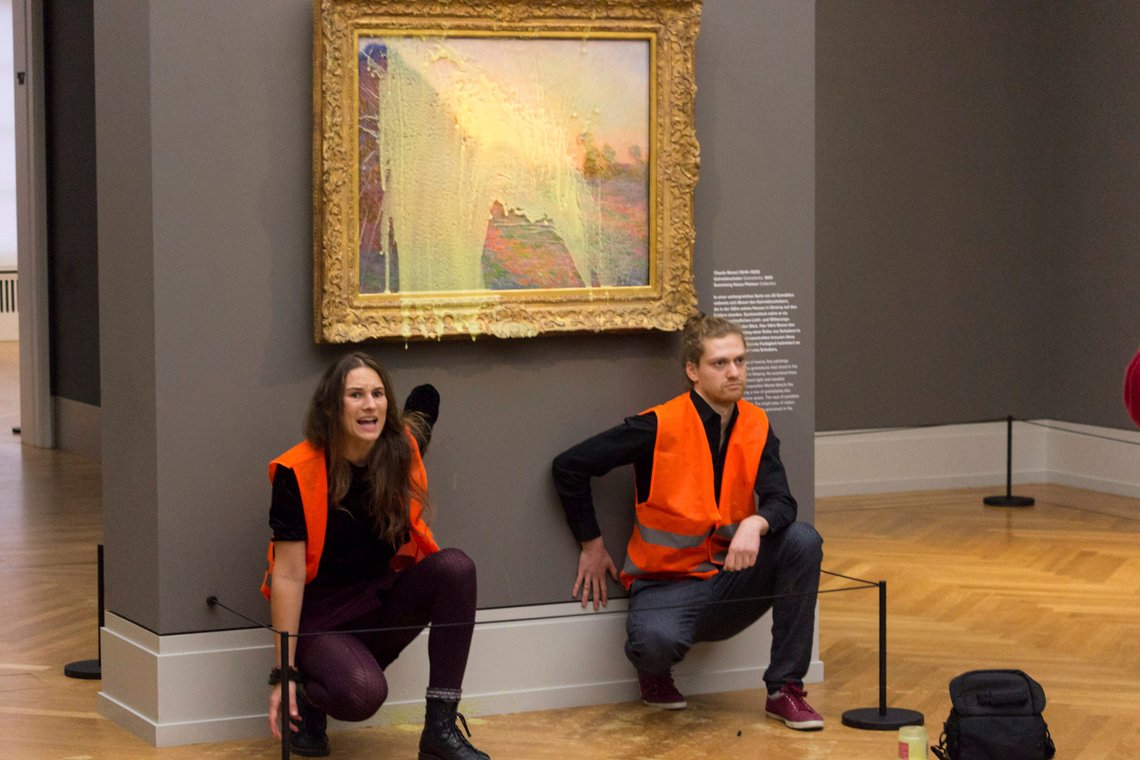 To klimaaktivister fra bevegelsen Last Generation kastet potetmos på et maleri av kunstneren Claude Monet. Foto: AP-NTB. To klimaaktivister fra bevegelsen Last Generation kastet potetmos på et maleri av kunstneren Claude Monet. Foto: AP-NTB.