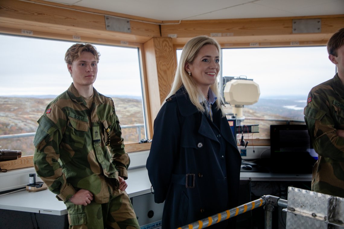 Kirkenes 20221002.
Emilie Enger Mehl (Sp) besøkte søndag Jarfjord grensestasjon i Kirkenes. Etter å ha fått en brifing av Forsvaret, som utøver grensekontrollen for politiet, dro hun ut i politihelikopter til observasjonsposten ved Vardefjell for å se selve grensa til Russland.
Foto: Forsvaret / NTB Kirkenes 20221002.
Emilie Enger Mehl (Sp) besøkte søndag Jarfjord grensestasjon i Kirkenes. Etter å ha fått en brifing av Forsvaret, som utøver grensekontrollen for politiet, dro hun ut i politihelikopter til observasjonsposten ved Vardefjell for å se selve grensa til Russland.
Foto: Forsvaret / NTB