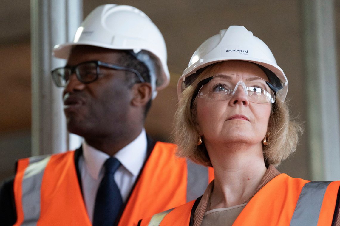 Storbritannias finansminister Kwasi Kwarteng (tv) og statsminister Liz Truss har kommet under hard kritikk for sine planer om store skattelettelser i en tid der også den britiske stastgjelden øker, Fredag kan det bli endringer i planene, skrives det i britiske aviser. Foto: Stefan Rousseau / Pool Photo via AP / NTB Storbritannias finansminister Kwasi Kwarteng (tv) og statsminister Liz Truss har kommet under hard kritikk for sine planer om store skattelettelser i en tid der også den britiske stastgjelden øker, Fredag kan det bli endringer i planene, skrives det i britiske aviser. Foto: Stefan Rousseau / Pool Photo via AP / NTB