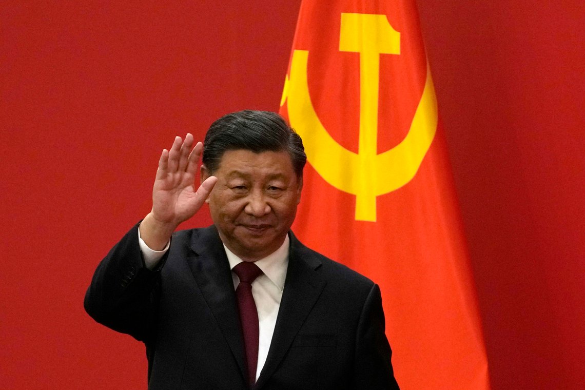 Kinas president Xi Jinping under møtet der han presenterte de nye medlemmene i Politbyråets stående komité. Alle medlemmene er trofaste støttespillere til Xi, med samme meninger om hva slags politikk landet skal føre framover. Foto: Andy Wong / AP / NTB Kinas president Xi Jinping under møtet der han presenterte de nye medlemmene i Politbyråets stående komité. Alle medlemmene er trofaste støttespillere til Xi, med samme meninger om hva slags politikk landet skal føre framover. Foto: Andy Wong / AP / NTB