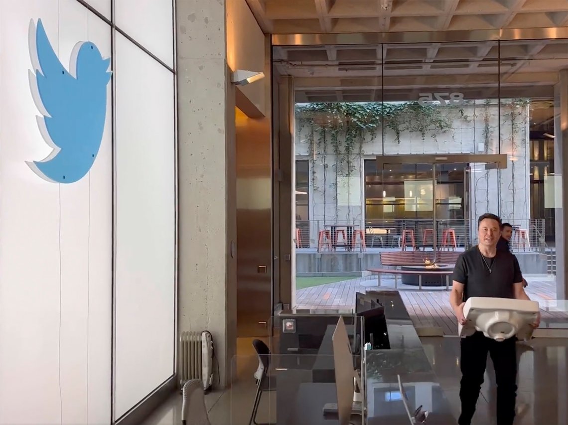 Elon Musk bar en "sink" inn på hovedkvarteret til Twitter. "Let that sink in", skrev han. Foto: Musk/ Twitter/ AP/ NTB Elon Musk bar en "sink" inn på hovedkvarteret til Twitter. "Let that sink in", skrev han. Foto: Musk/ Twitter/ AP/ NTB