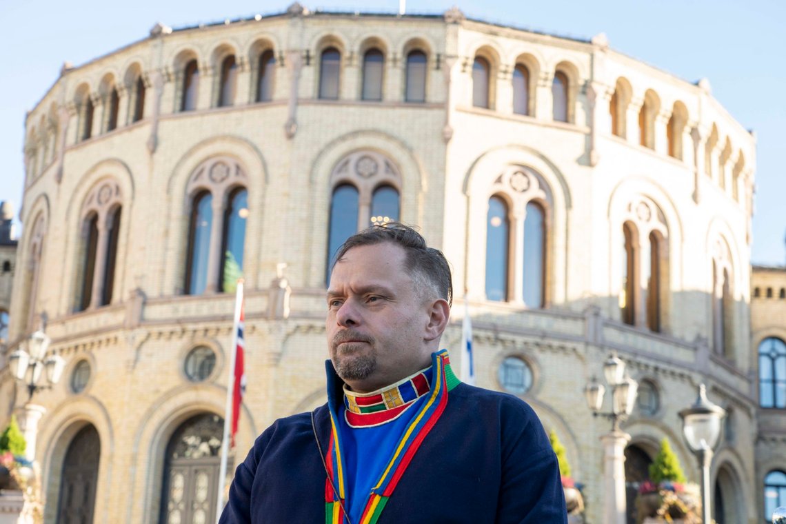 Norske politikere skriker fælt om at Brasils urbefolkning trampes ned av makthaverne, men Jonas Gahr Støre, Erna Solberg & co er ikke det spøtt bedre her hjemme. . Biledtekst: Oslo 20221011.
Vidar Andersen i Norske Samers Riksforbund under en stor markering av ettårsdagen for den historiske Fosen-dommen, der reindriften vant over staten i striden om vindkraftutbyggingen på Fosen. Arrangementet finner sted på Eidsvoll plass, utenfor Stortinget.
Foto: Terje Pedersen / NTB. Norske politikere skriker fælt om at Brasils urbefolkning trampes ned av makthaverne, men Jonas Gahr Støre, Erna Solberg & co er ikke det spøtt bedre her hjemme. . Biledtekst: Oslo 20221011.
Vidar Andersen i Norske Samers Riksforbund under en stor markering av ettårsdagen for den historiske Fosen-dommen, der reindriften vant over staten i striden om vindkraftutbyggingen på Fosen. Arrangementet finner sted på Eidsvoll plass, utenfor Stortinget.
Foto: Terje Pedersen / NTB.
