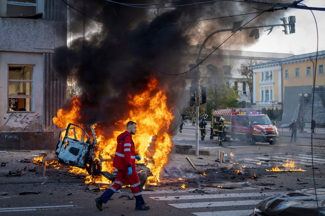 En helsearbeider passerer forbi en brennende bil etter et angrep i Kyiv 10. oktober. Lørdag ble det rettet nye angrep mot landet, og en million husholdninger skal ha mistet strømmen. Foto: Roman Hrytsyna / AP / NTB En helsearbeider passerer forbi en brennende bil etter et angrep i Kyiv 10. oktober. Lørdag ble det rettet nye angrep mot landet, og en million husholdninger skal ha mistet strømmen. Foto: Roman Hrytsyna / AP / NTB