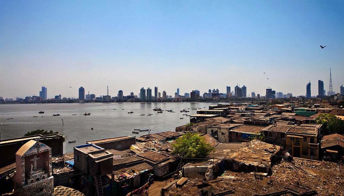 Indias enorme og varierte demografi gjør det til et komplekst samfunn med mange potensielle feillinjer som i Vest utnyttes til å skade Indias image globalt, hvilket setter landets langsiktige interesser i fare. Foto fra Worli Village, Dadar Beach skyline, Mumbai: Arnt Jensvoll / Document Indias enorme og varierte demografi gjør det til et komplekst samfunn med mange potensielle feillinjer som i Vest utnyttes til å skade Indias image globalt, hvilket setter landets langsiktige interesser i fare. Foto fra Worli Village, Dadar Beach skyline, Mumbai: Arnt Jensvoll / Document
