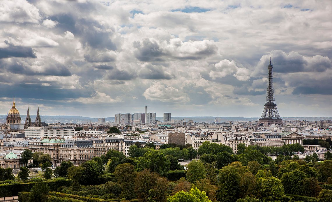 Frankrike er i sjokk etter det brutale drapet på en tolv år gammel jente i Paris forrige fredag. Emmanuel Macron poserer ved å invitere foreldrene til l'Élysée mens opposisjonen gir ham og hans styre ansvaret for det unge barnets død. Foto: Arnt Jensvoll / Document Frankrike er i sjokk etter det brutale drapet på en tolv år gammel jente i Paris forrige fredag. Emmanuel Macron poserer ved å invitere foreldrene til l'Élysée mens opposisjonen gir ham og hans styre ansvaret for det unge barnets død. Foto: Arnt Jensvoll / Document
