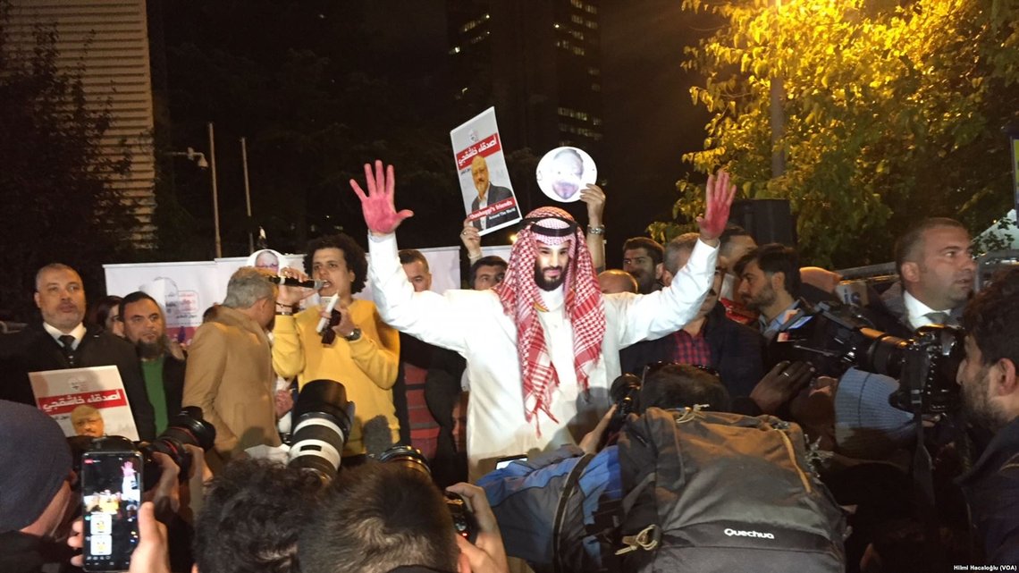 Protester utenfor Saudi-Arabias generalkonsulat i Istanbul etter mordet på og parteringen av Jamal Khashoggi: Foto: Voice of America, Wikimedia Commons Protester utenfor Saudi-Arabias generalkonsulat i Istanbul etter mordet på og parteringen av Jamal Khashoggi: Foto: Voice of America, Wikimedia Commons