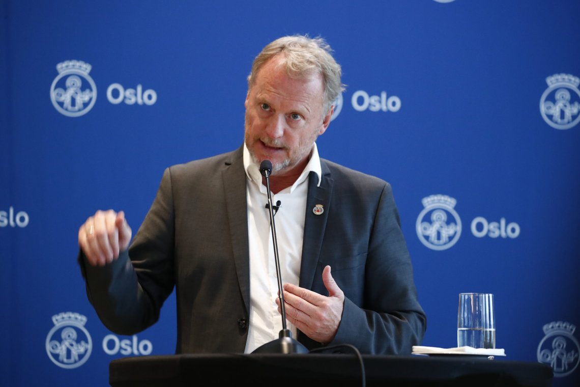 OSLO 20200619.
Byrådsleder Raymond Johansen orienterer om koronasituasjonen i Oslo og tiltak gjennom sommeren.
Helsebyråd Robert Steen, næringsbyråd Marie Victoria Evensen og samferdselsbyråd Arild Hermstad er til stede under pressekonferansen.
Foto: terje pedersen / NTB OSLO 20200619.
Byrådsleder Raymond Johansen orienterer om koronasituasjonen i Oslo og tiltak gjennom sommeren.
Helsebyråd Robert Steen, næringsbyråd Marie Victoria Evensen og samferdselsbyråd Arild Hermstad er til stede under pressekonferansen.
Foto: terje pedersen / NTB
