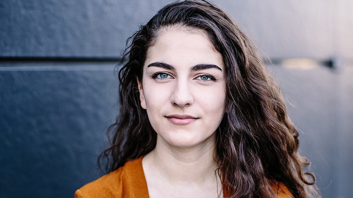 Sveriges nye klima- og miljøminister heter Romina Pourmokhtari og er 26 år ung. Foto: Hamid Ershad Sarabi / CC BY-SA 4.0 / Wikimedia Commons. Sveriges nye klima- og miljøminister heter Romina Pourmokhtari og er 26 år ung. Foto: Hamid Ershad Sarabi / CC BY-SA 4.0 / Wikimedia Commons.