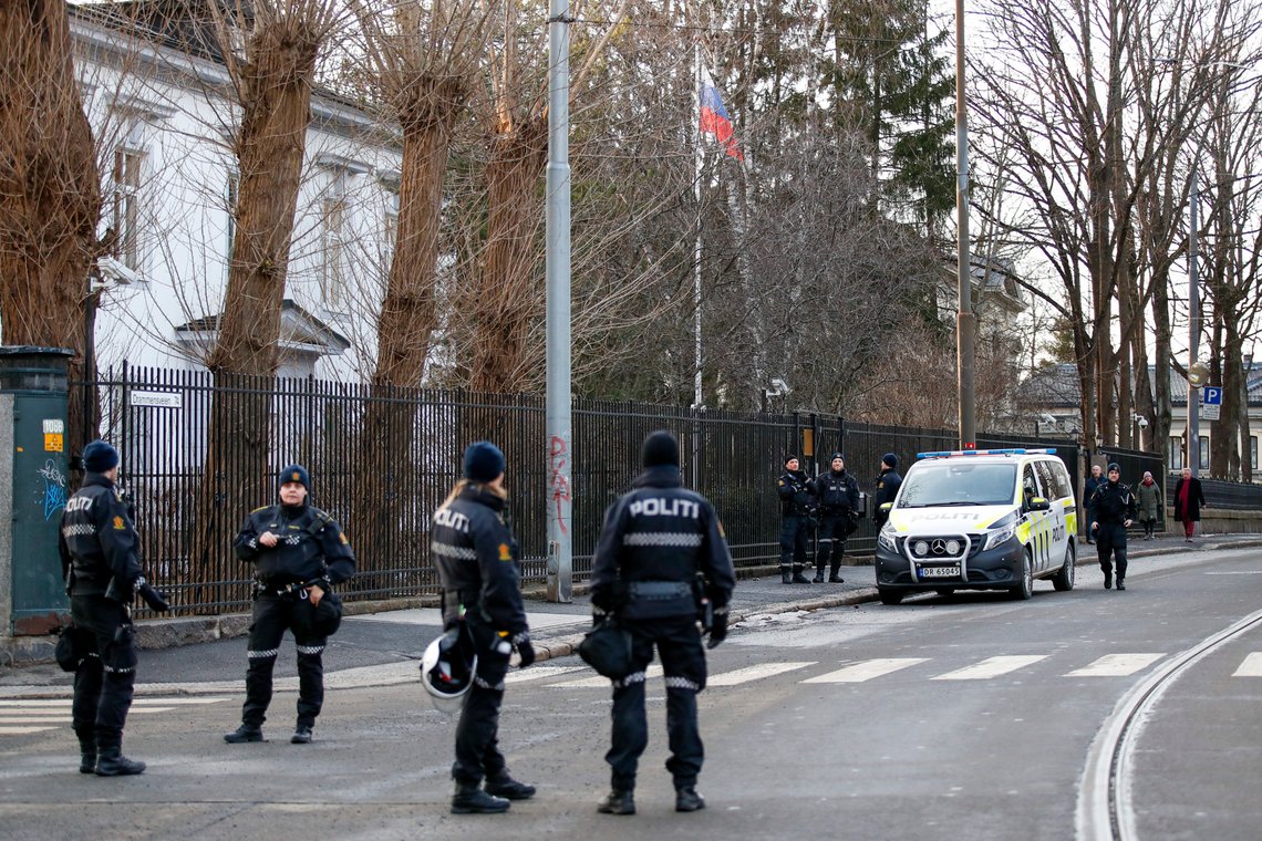 Politiet står klare under markering mot Russlands invasjon av Ukraina foran den russiske ambassaden i Oslo. Mange ukrainere møtte opp for å markere sin motstand mot de pågående krigshandlingene i Ukraina.
Foto: Javad Parsa / NTB Politiet står klare under markering mot Russlands invasjon av Ukraina foran den russiske ambassaden i Oslo. Mange ukrainere møtte opp for å markere sin motstand mot de pågående krigshandlingene i Ukraina.
Foto: Javad Parsa / NTB