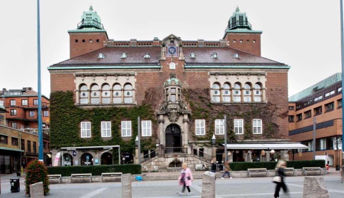 En lærer er tiltalt for voldtekt av 15 barn. Han fikk beholde jobben selv om det var kjent at han var pedofil. Foto: Borås tingrätt En lærer er tiltalt for voldtekt av 15 barn. Han fikk beholde jobben selv om det var kjent at han var pedofil. Foto: Borås tingrätt