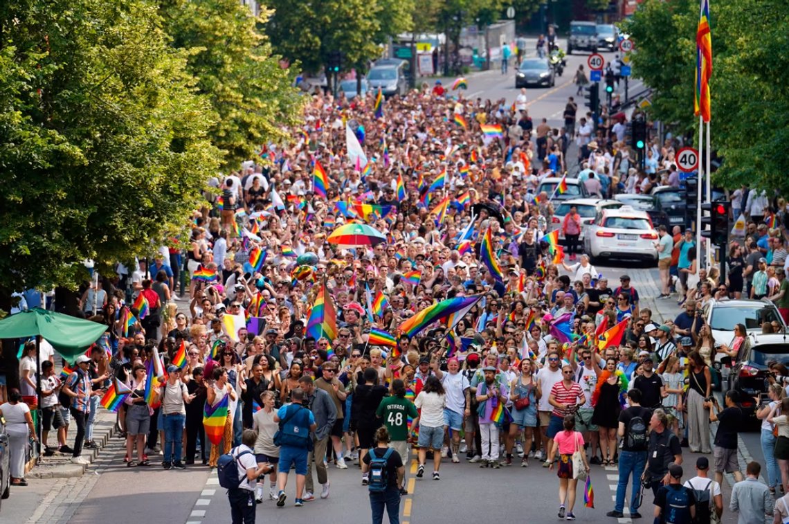 Flere hundre mennesker nektet å la seg stoppe av terroren i Oslo i juni, og møtte likevel opp til et spontant Pride-tog gjennom Oslos gater, selv om den offisielle Pride-paraden var avlyst. Men organisasjonen Salam Norge hadde en nestleder som utnyttet tragedien for å fremme sin egen offermentalitet. Håkon Mosvold Larsen / NTB Flere hundre mennesker nektet å la seg stoppe av terroren i Oslo i juni, og møtte likevel opp til et spontant Pride-tog gjennom Oslos gater, selv om den offisielle Pride-paraden var avlyst. Men organisasjonen Salam Norge hadde en nestleder som utnyttet tragedien for å fremme sin egen offermentalitet. Håkon Mosvold Larsen / NTB