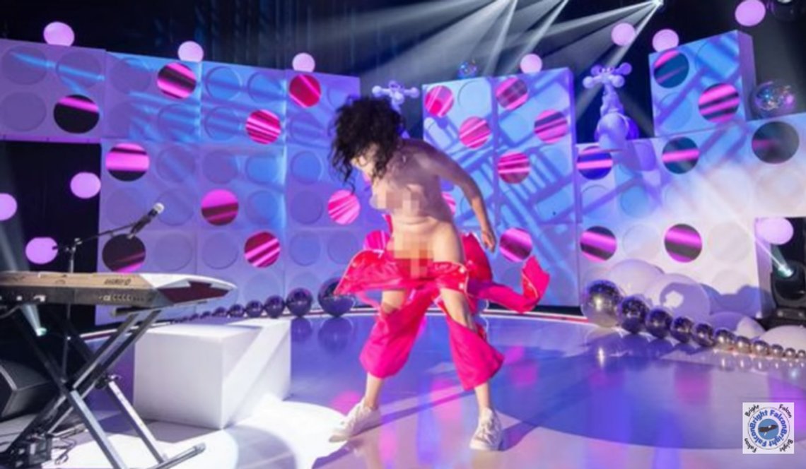 Trans-komiker Jordan Gray kledde seg naken og spilte keyboard med sin penis, mens hans falske bryster dinglet. Han hylles, selvsagt. Transer trenger ikke å følge de samme reglene som oss vanlig dødelige. Skjermdump Channel 4. Trans-komiker Jordan Gray kledde seg naken og spilte keyboard med sin penis, mens hans falske bryster dinglet. Han hylles, selvsagt. Transer trenger ikke å følge de samme reglene som oss vanlig dødelige. Skjermdump Channel 4.