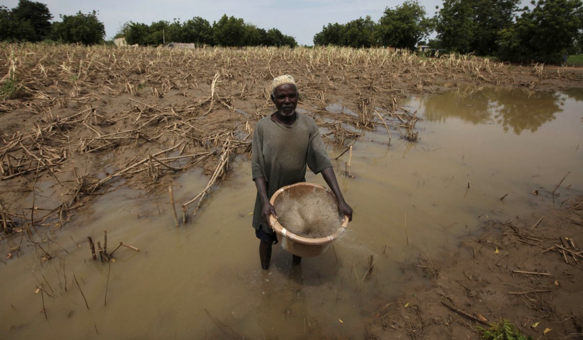 Nigeria er hardt rammet av flom. Bildet viser en bonde som opplevde at hele innhøstingen hans ble ødelagt da flommen rammet landet i september 2010. Denne gangen skal flere hundre mennesker ha mistet livet, og den såkalte klimakrisen får skylden. Foto: AP /Sunday Alamba /NTB Nigeria er hardt rammet av flom. Bildet viser en bonde som opplevde at hele innhøstingen hans ble ødelagt da flommen rammet landet i september 2010. Denne gangen skal flere hundre mennesker ha mistet livet, og den såkalte klimakrisen får skylden. Foto: AP /Sunday Alamba /NTB