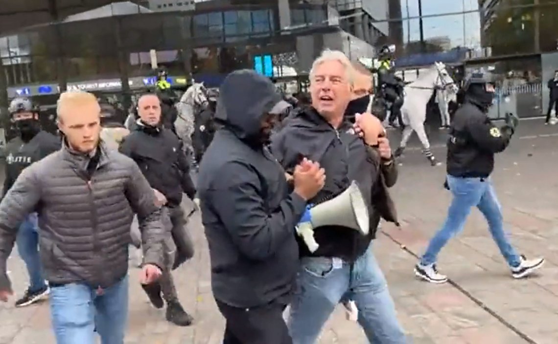 Edwin Wagensveld, Pegidas leder, føres bort av politiet. Skjermdump Twitter Edwin Wagensveld, Pegidas leder, føres bort av politiet. Skjermdump Twitter