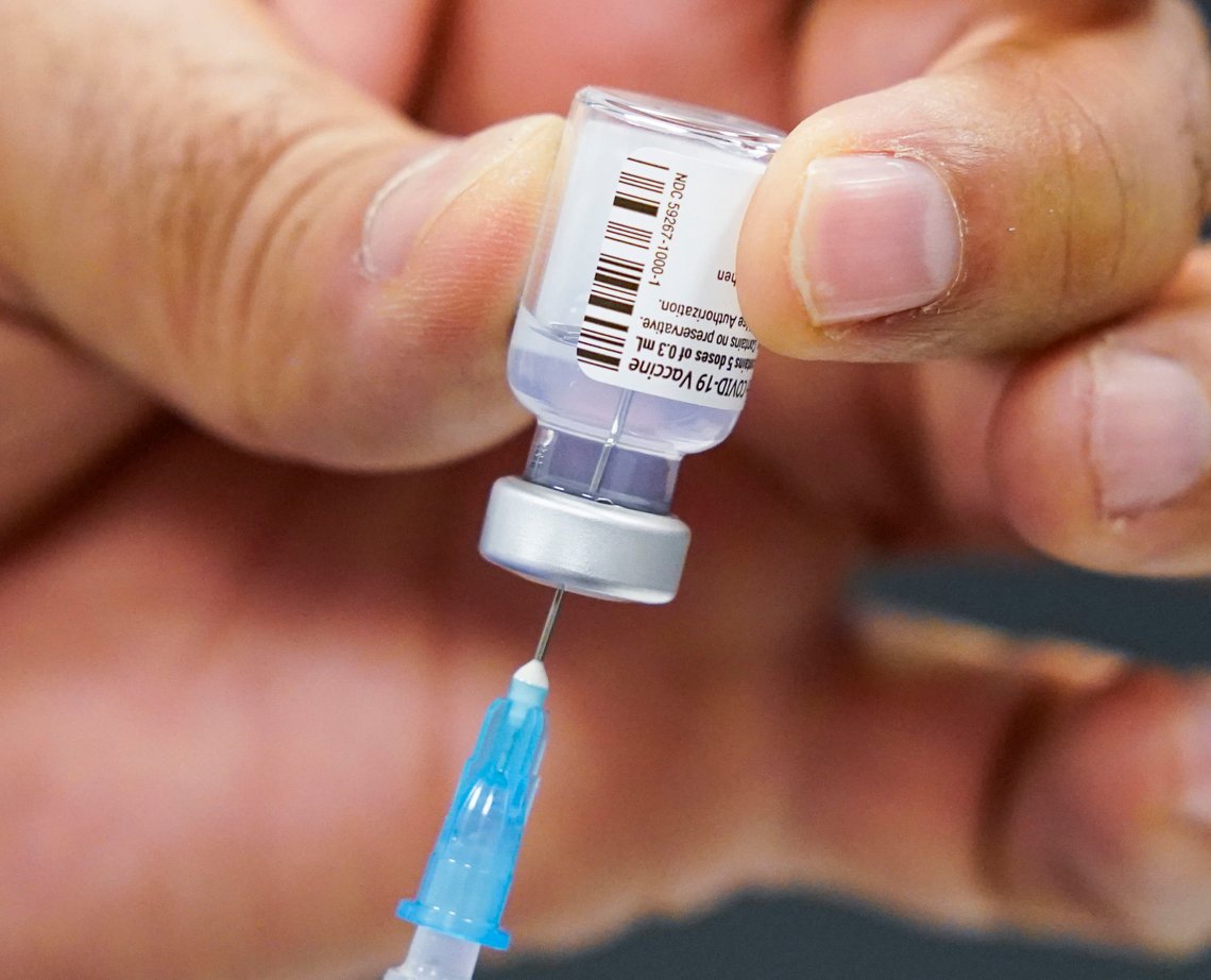 En dose med koronavaksinen fra Pfizer-BioNTech.
Foto: Lise Åserud / NTB En dose med koronavaksinen fra Pfizer-BioNTech.
Foto: Lise Åserud / NTB