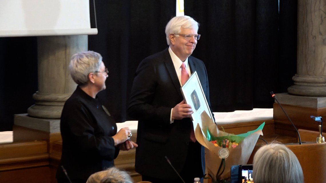 Dennis Prager mottar Sappho-prisen i København november 2022. Prisen deles ut av Trykkefrihet.dk. Stillbilde videoopptak Dennis Prager mottar Sappho-prisen i København november 2022. Prisen deles ut av Trykkefrihet.dk. Stillbilde videoopptak