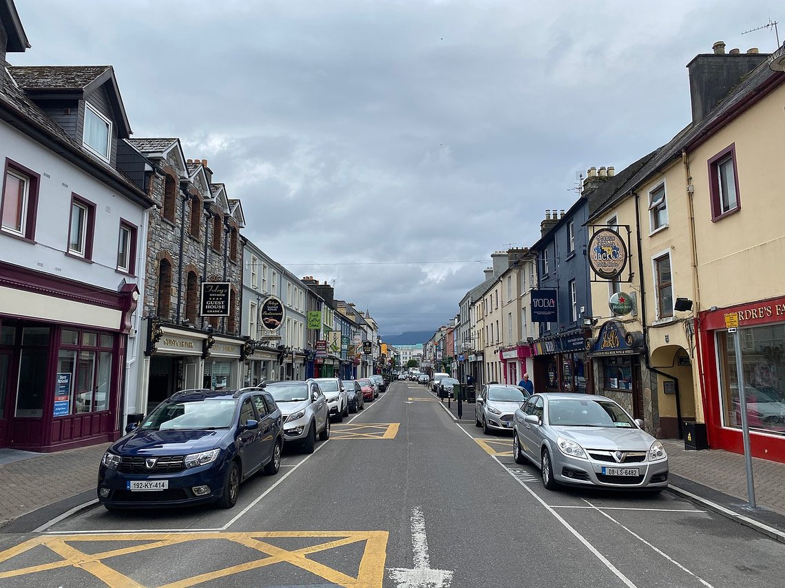 High Street, Killarney. Den iddyliske byen oppever en massiv demografisk endring. Over en femtedel av innbyggerne er nå illegale migranter. Foto: 瑞丽江的河水/ Wikipedia High Street, Killarney. Den iddyliske byen oppever en massiv demografisk endring. Over en femtedel av innbyggerne er nå illegale migranter. Foto: 瑞丽江的河水/ Wikipedia