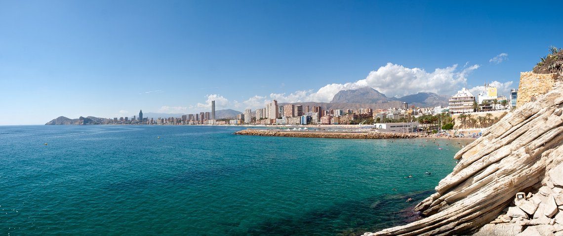 Folk har kost seg i varmen i Europa i sommer, men klimaforskere maler et sort bilde og hevder 20. 000 har dødd som følge av hetebølgen. Her fra Benidorm i Spania. Foto: António Cascalheira fra Pixabay Folk har kost seg i varmen i Europa i sommer, men klimaforskere maler et sort bilde og hevder 20. 000 har dødd som følge av hetebølgen. Her fra Benidorm i Spania. Foto: António Cascalheira fra Pixabay