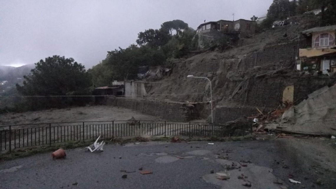 Øya Ischia utenfor Napoli ble rammet av et jordskred i dag tidlig. Minst åtte mennesker har omkommet. Skjermdump Twitter Øya Ischia utenfor Napoli ble rammet av et jordskred i dag tidlig. Minst åtte mennesker har omkommet. Skjermdump Twitter