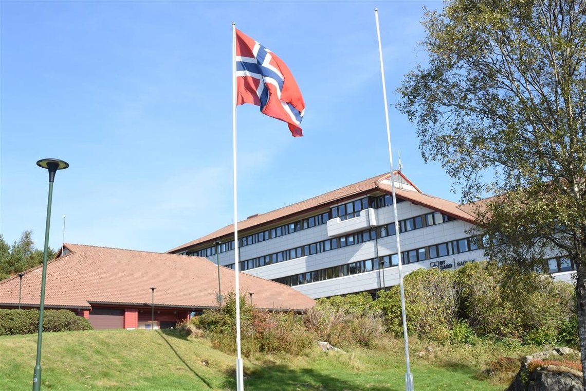 Rådhuset i Øygården, med korrekt flagg i flaggstanga. Søndag morgen hadde noen heist opp det russiske flagget. Foto: Øygarden kommune Rådhuset i Øygården, med korrekt flagg i flaggstanga. Søndag morgen hadde noen heist opp det russiske flagget. Foto: Øygarden kommune