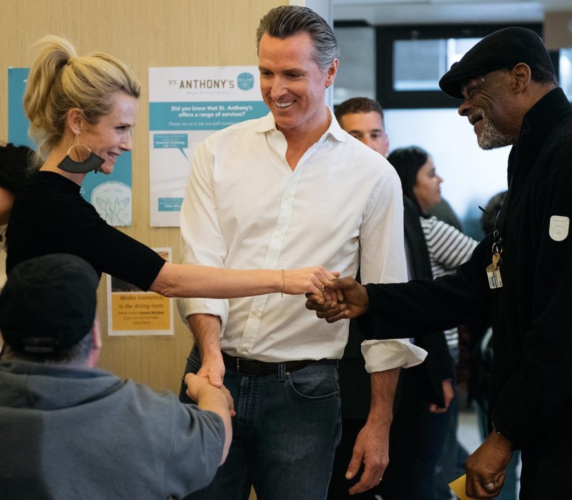 Californias guvernør Gary Newsom (D) og kona Jennifer Siebel Newsom under et møte med potensielle velgere. California spås store underskudd på budsjettene fremover. Foto: Cal. Gov. Californias guvernør Gary Newsom (D) og kona Jennifer Siebel Newsom under et møte med potensielle velgere. California spås store underskudd på budsjettene fremover. Foto: Cal. Gov.