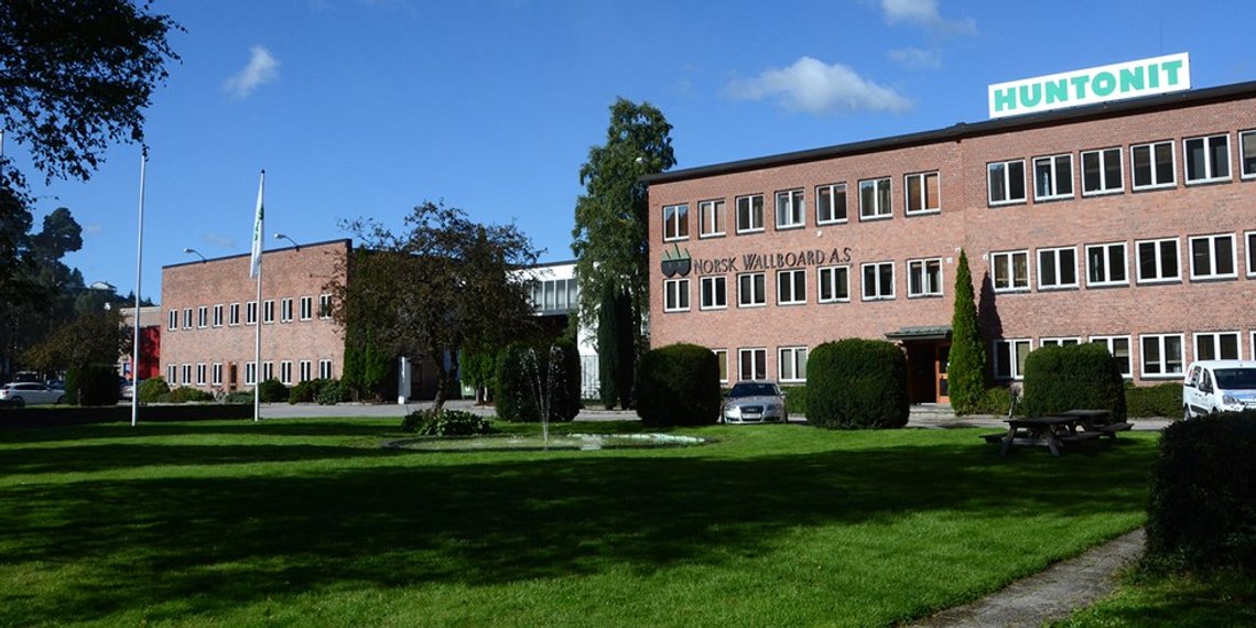 Venneslas største private arbeidsplass Huntonit har 190 ansatte, men dyrere råvarer og høye strømkostnader gjør at mer enn 100 ansatte permitteres fra uke 47 og ut året. Foto: Huntonit.no Venneslas største private arbeidsplass Huntonit har 190 ansatte, men dyrere råvarer og høye strømkostnader gjør at mer enn 100 ansatte permitteres fra uke 47 og ut året. Foto: Huntonit.no