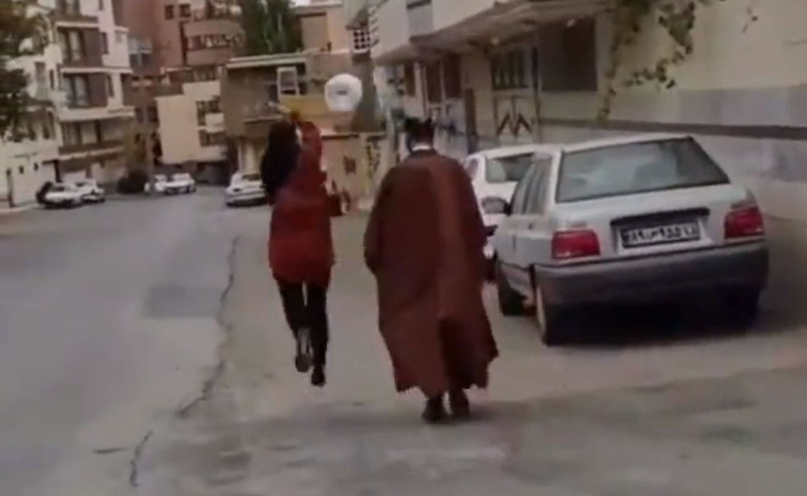 Videoer av unge iranere som ydmyker selvhøytidelige imamer ved å rive turbanen av hodet på dem, tar av på sosiale medier. Skjermdump: Twitter Videoer av unge iranere som ydmyker selvhøytidelige imamer ved å rive turbanen av hodet på dem, tar av på sosiale medier. Skjermdump: Twitter