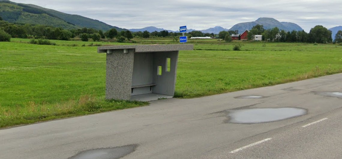 Voldtekten skal ha blitt begått ved dette busskuret på Kleiva i Sortland kommune. Skjermdump, Google Streeet View. Voldtekten skal ha blitt begått ved dette busskuret på Kleiva i Sortland kommune. Skjermdump, Google Streeet View.