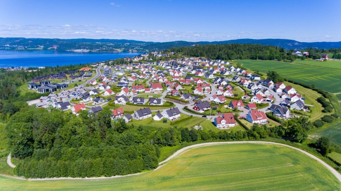 Kniveåsen boligfelt litt utenfor Drammen ser idyllisk ut. Men de fleste boligene ble oppført før Tek 10 ble en realitet. Så en del av disse boligene vil trolig rammes av de nye EU-kravene om energieffektivitet. Foto: Drammens byleksikon/ Informasjonsside om Kniveåsen Kniveåsen boligfelt litt utenfor Drammen ser idyllisk ut. Men de fleste boligene ble oppført før Tek 10 ble en realitet. Så en del av disse boligene vil trolig rammes av de nye EU-kravene om energieffektivitet. Foto: Drammens byleksikon/ Informasjonsside om Kniveåsen