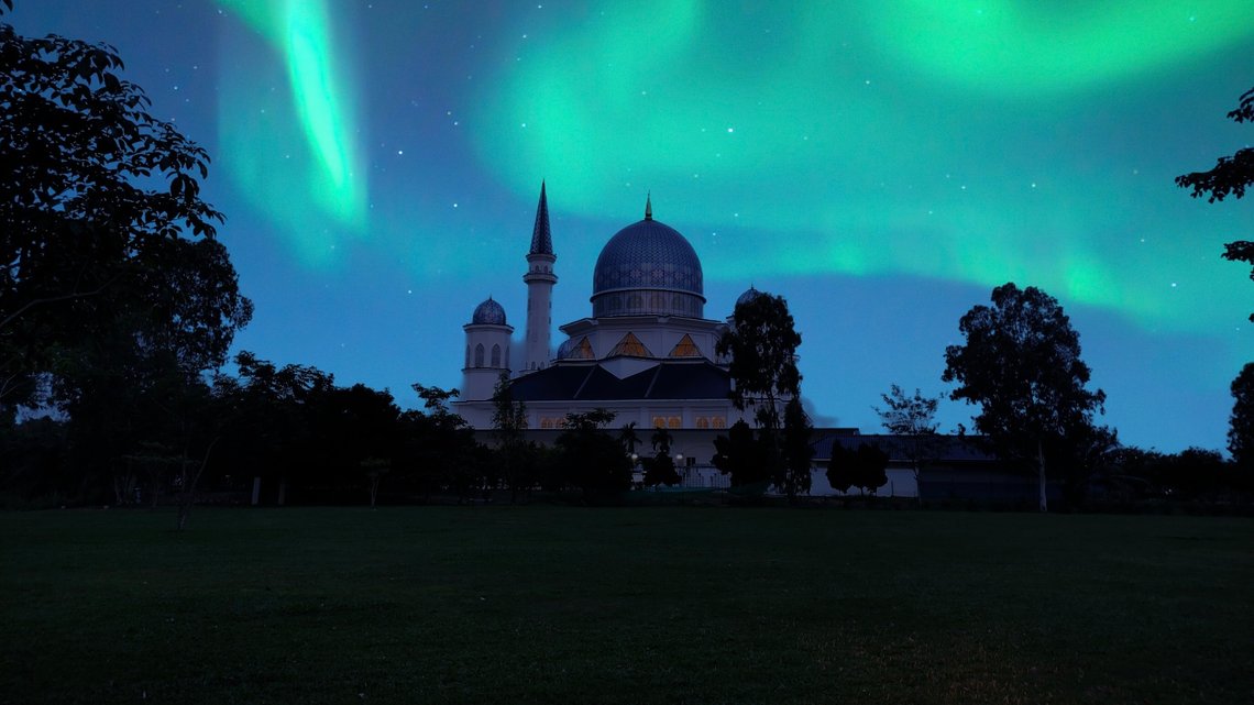Mosque with aurora background. Photo: Shutterstock, Amni00 Mosque with aurora background. Photo: Shutterstock, Amni00