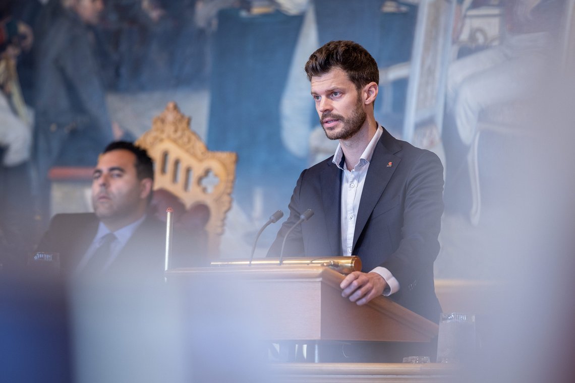 Rødt-leder Bjørnar Moxnes vil styrke norsk forsvarsevne gjennom økte bevilgninger og omprioriteringer innen Forsvaret. Foto: Stortinget / Facebook Rødt-leder Bjørnar Moxnes vil styrke norsk forsvarsevne gjennom økte bevilgninger og omprioriteringer innen Forsvaret. Foto: Stortinget / Facebook