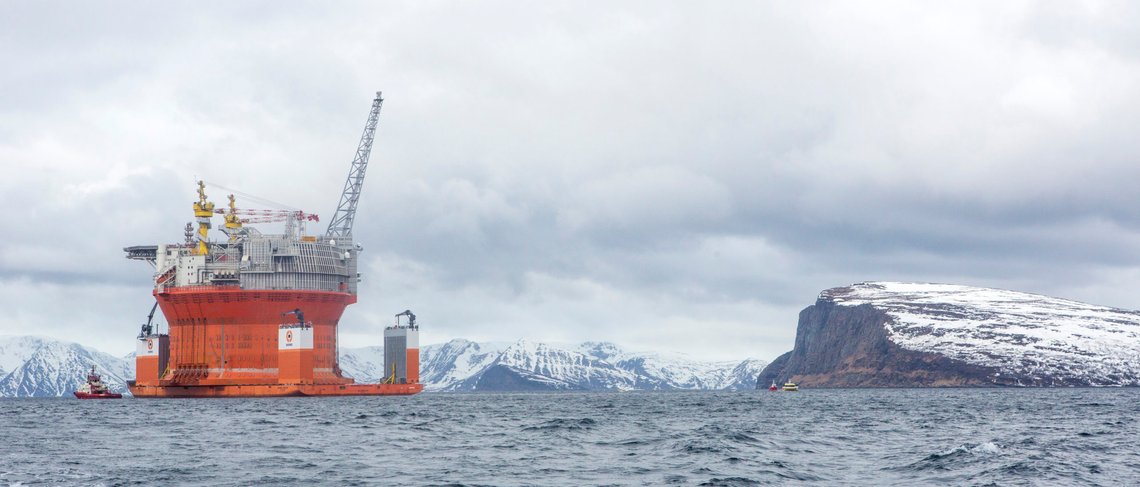 Hammerfest 20150417.
Goliat-plattformen på vei inn til Hammerfest. Den er verdens største i sitt slag og spesialkonstruert for tøffe forhold i Barentshavet.
Foto: Jan-Morten Bjørnbakk / NTB Hammerfest 20150417.
Goliat-plattformen på vei inn til Hammerfest. Den er verdens største i sitt slag og spesialkonstruert for tøffe forhold i Barentshavet.
Foto: Jan-Morten Bjørnbakk / NTB