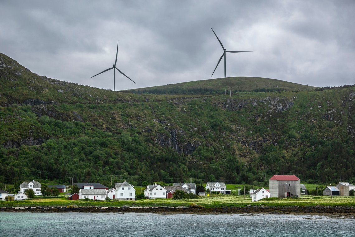 Vindkraftpausen på land skal være over, men norske kommuner har så langt vist liten interesse for nye prosjekter. Her ser vi vindturbiner tilhørende Haram vindkraftverk på fjellet over Ulla på Haramsøya i Ålesund kommune i Møre og Romsdal. Foto: Halvard Alvik / NTB Vindkraftpausen på land skal være over, men norske kommuner har så langt vist liten interesse for nye prosjekter. Her ser vi vindturbiner tilhørende Haram vindkraftverk på fjellet over Ulla på Haramsøya i Ålesund kommune i Møre og Romsdal. Foto: Halvard Alvik / NTB