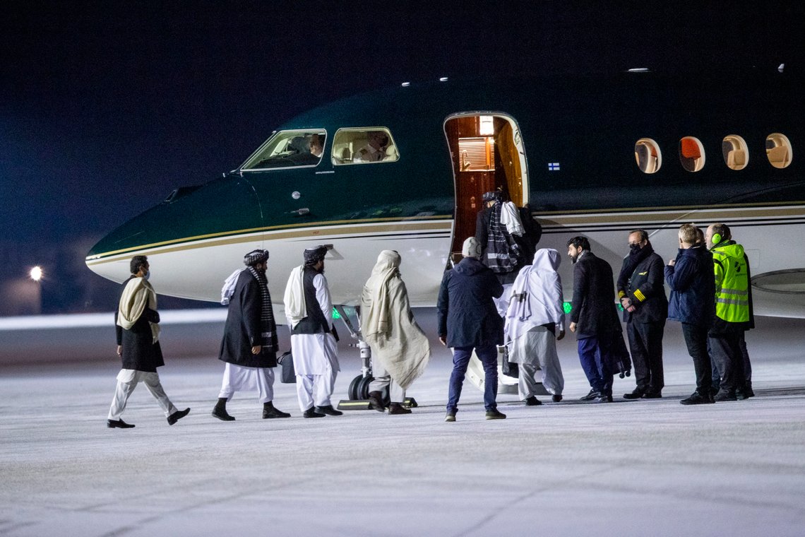 Representanter for Taliban forlater Gardermoen etter å ha deltatt i møter på Soria Moria hotell i Oslo, hvor de lovet å utbedre menneskerettighetene i Afghanistan.
Nå har de gjenopptatt pisking i landet sitt.
Foto: Javad Parsa / NTB Representanter for Taliban forlater Gardermoen etter å ha deltatt i møter på Soria Moria hotell i Oslo, hvor de lovet å utbedre menneskerettighetene i Afghanistan.
Nå har de gjenopptatt pisking i landet sitt.
Foto: Javad Parsa / NTB