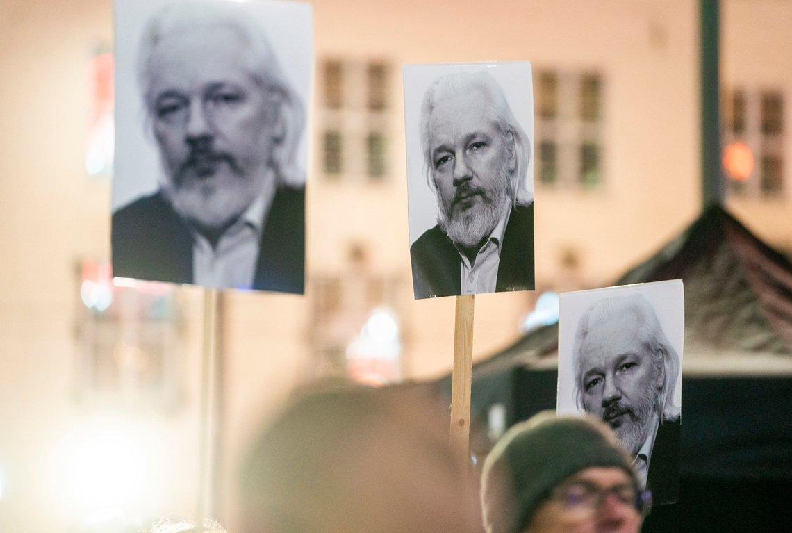 Mandag er det tolv år siden det første utdraget av WikiLeaks' store lekkasje ble trykket. På årsdagen krever mediene som publiserte opplysningen, at WikiLeaks-grunnlegger Julian Assange løslates og at anklagene om spionasje legges bort. Arkivfoto: Terje Pedersen / NTB Mandag er det tolv år siden det første utdraget av WikiLeaks' store lekkasje ble trykket. På årsdagen krever mediene som publiserte opplysningen, at WikiLeaks-grunnlegger Julian Assange løslates og at anklagene om spionasje legges bort. Arkivfoto: Terje Pedersen / NTB