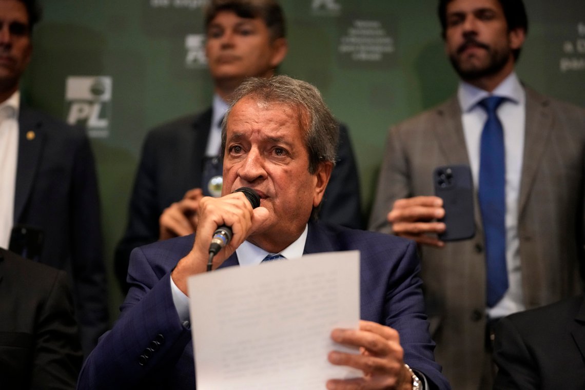 Valdemar Costa Neto, som leder Bolsonaros parti PL, ble idømt en skyhøy bot for å komme med en forespørsel om å annullere stemmer gitt ved valgmaskiner uten gyldig ID. Foto: AP/Eraldo Peres Valdemar Costa Neto, som leder Bolsonaros parti PL, ble idømt en skyhøy bot for å komme med en forespørsel om å annullere stemmer gitt ved valgmaskiner uten gyldig ID. Foto: AP/Eraldo Peres