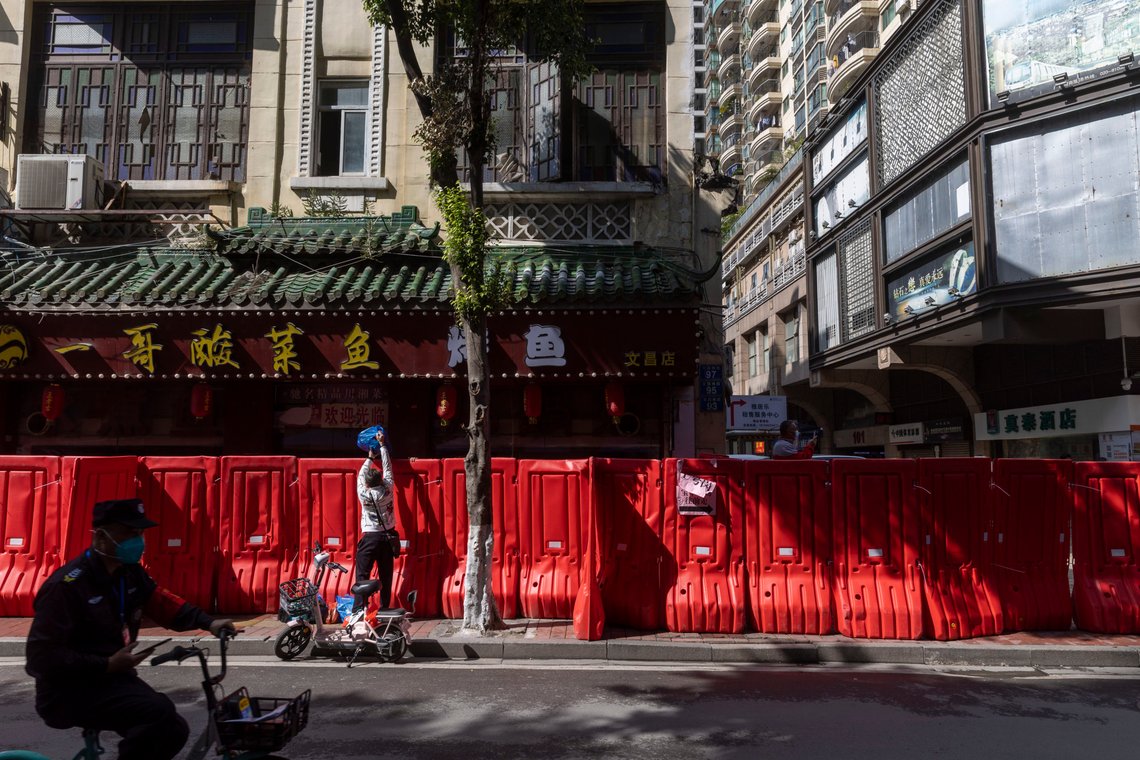 En midlertidig sperring som er satt opp rundt et boligområde i Guangzhou som ledd i Kinas forsøk på å hindre koronasmitte. Bildet er fra 9. november. Tirsdag ble meldt om nye sammenstøt mellom demonstranter og politi byen, to dager etter at kinesere demonstrerte mot myndighetene både i Guangzhou og en rekke andre storbyer. Arkivfoto: Chinatopix / AP / NTB En midlertidig sperring som er satt opp rundt et boligområde i Guangzhou som ledd i Kinas forsøk på å hindre koronasmitte. Bildet er fra 9. november. Tirsdag ble meldt om nye sammenstøt mellom demonstranter og politi byen, to dager etter at kinesere demonstrerte mot myndighetene både i Guangzhou og en rekke andre storbyer. Arkivfoto: Chinatopix / AP / NTB