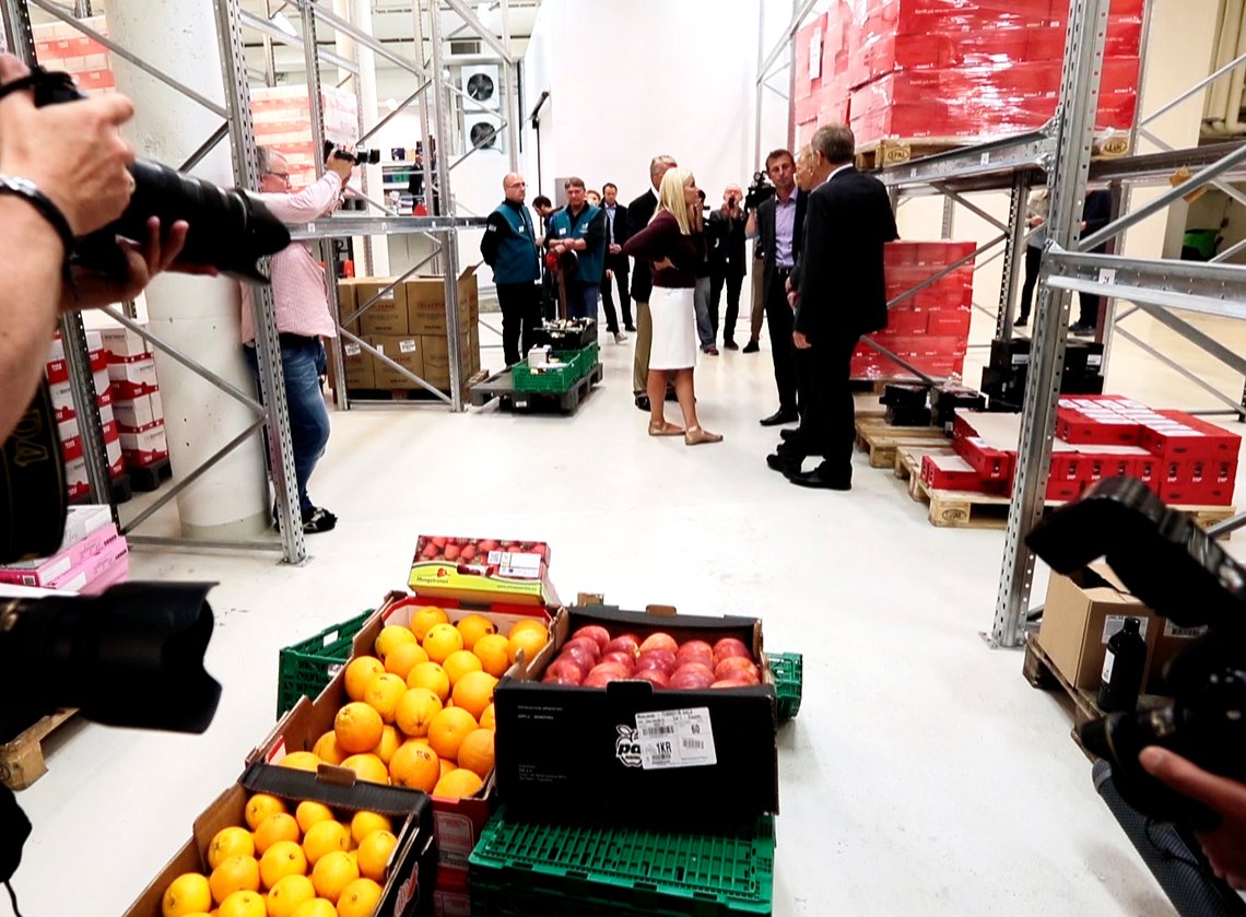 Oslo 20140605.
Kronprinsesse Mette-Mart besøker Matsentralen i Oslo på Verdens miljødag torsdag ettermiddag.
Under besøket fikk kronprinsessen møte representanter for organisasjonene og leverandørene som står bak Matsentralen. Kronprinsessen fikk bli med frivillige som kommer for å pakke mat som skal gis til vanskeligstilte i Oslo.
Matsentralen er opprettet for å skape miljøgevinster ved å redusere matsvinn, samtidig som fattige og vanskeligstilte skal få tilgang til god overskuddsmat som ellers ville blitt kastet. Mer enn en tredjedel av all mat som produseres blir kastet, og utgjør et betydelig miljøproblem for samfunnet.
Foto: Lise Åserud / NTB Oslo 20140605.
Kronprinsesse Mette-Mart besøker Matsentralen i Oslo på Verdens miljødag torsdag ettermiddag.
Under besøket fikk kronprinsessen møte representanter for organisasjonene og leverandørene som står bak Matsentralen. Kronprinsessen fikk bli med frivillige som kommer for å pakke mat som skal gis til vanskeligstilte i Oslo.
Matsentralen er opprettet for å skape miljøgevinster ved å redusere matsvinn, samtidig som fattige og vanskeligstilte skal få tilgang til god overskuddsmat som ellers ville blitt kastet. Mer enn en tredjedel av all mat som produseres blir kastet, og utgjør et betydelig miljøproblem for samfunnet.
Foto: Lise Åserud / NTB