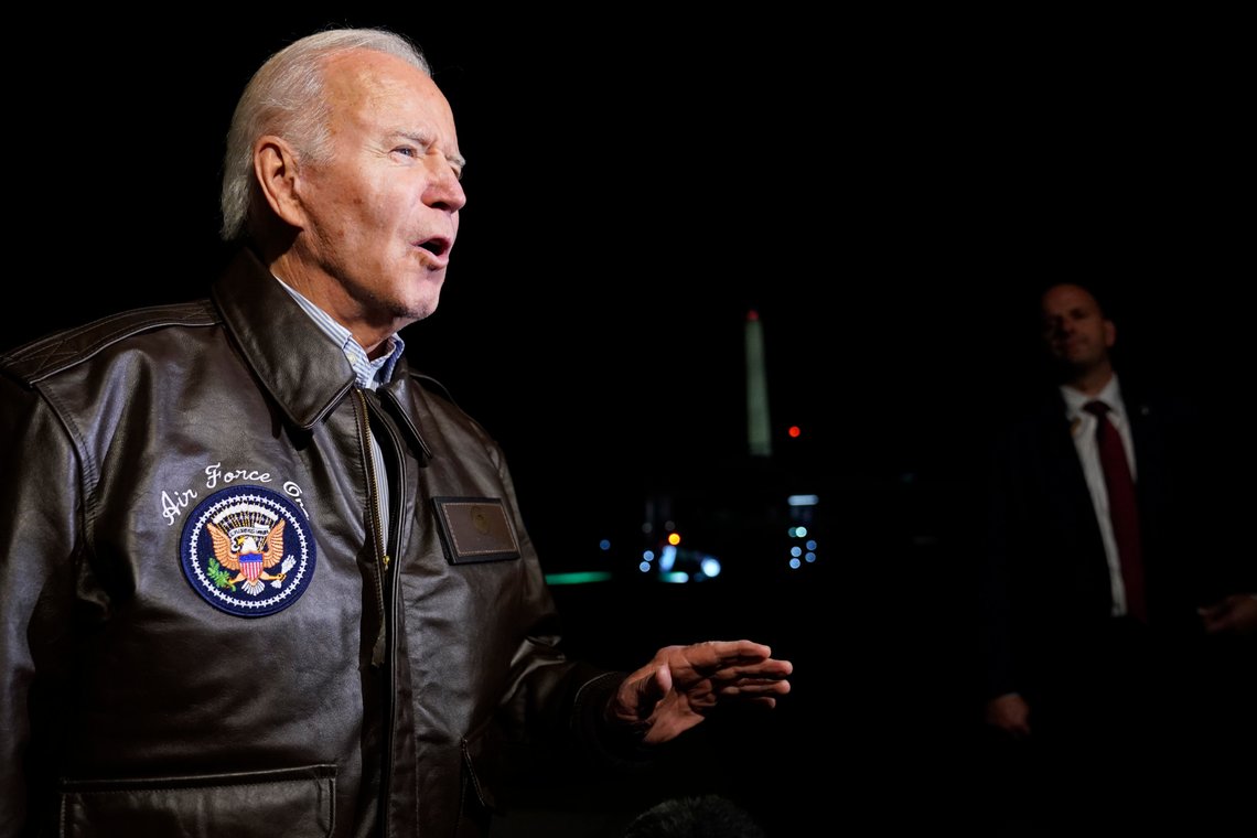 President Joe Biden vekslet noen ord med oppmøtt presse utenfor Det hvite hus da han landet i Washington i nattetimene lokal tid. Foto: Susan Walsh / AP / NTB President Joe Biden vekslet noen ord med oppmøtt presse utenfor Det hvite hus da han landet i Washington i nattetimene lokal tid. Foto: Susan Walsh / AP / NTB