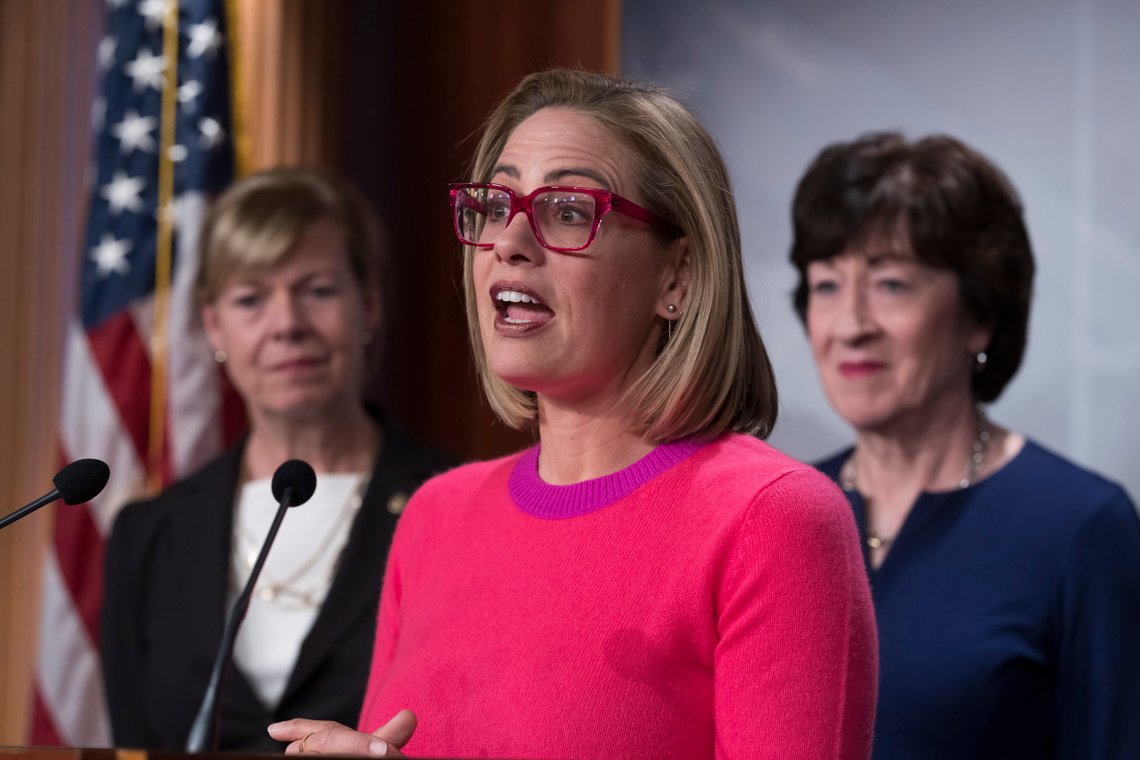 Tre kvinnelige senatorer som er blant dem som sto bak loven om likekjønnet ekteskap, fra venstre demokratene Tammy Baldwin og Kyrsten Sinema og republikanske Susan Collins, snakker til pressen etter at loven er vedtatt. Foto: J. Scott Applewhite / AP / NTB Tre kvinnelige senatorer som er blant dem som sto bak loven om likekjønnet ekteskap, fra venstre demokratene Tammy Baldwin og Kyrsten Sinema og republikanske Susan Collins, snakker til pressen etter at loven er vedtatt. Foto: J. Scott Applewhite / AP / NTB