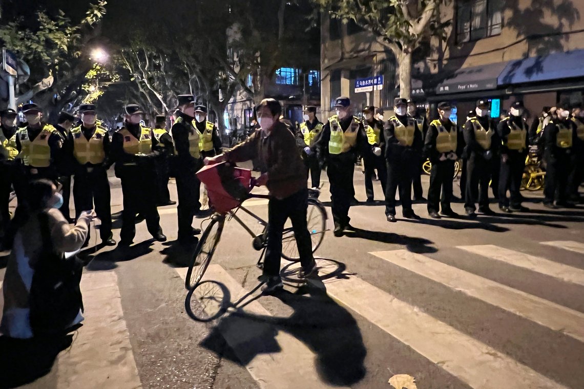 Kinesisk politi sperrer av stedet der demonstranter søndag var samlet i Shanghai for andre dag på rad. Foto: AP / NTB Kinesisk politi sperrer av stedet der demonstranter søndag var samlet i Shanghai for andre dag på rad. Foto: AP / NTB