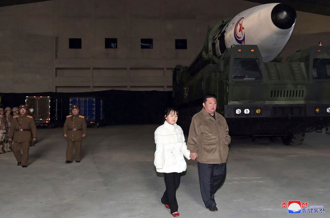 Dette bildet fra Nord-Koreas regjering viser Kim Jong-un sammen med datteren, foran en rakett på flyplassen i Pyongyang fredag. Foto: KCNA / AP / NTB Dette bildet fra Nord-Koreas regjering viser Kim Jong-un sammen med datteren, foran en rakett på flyplassen i Pyongyang fredag. Foto: KCNA / AP / NTB