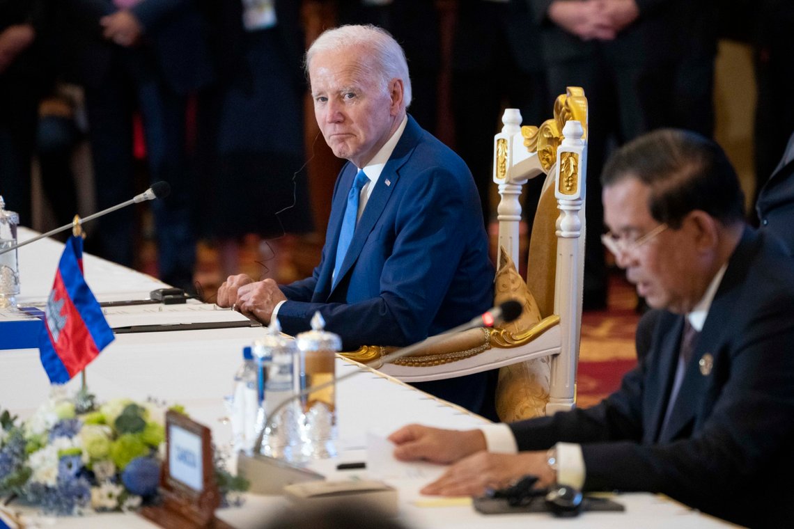 President Joe Biden bommet grovt på geografien da han lørdag takket Kambodsjas statsminister Hun Sen for lederskapet i Asean, men omtalte ham som Colombias statsminister. Foto: Alex Brandon, AP / NTB. President Joe Biden bommet grovt på geografien da han lørdag takket Kambodsjas statsminister Hun Sen for lederskapet i Asean, men omtalte ham som Colombias statsminister. Foto: Alex Brandon, AP / NTB.