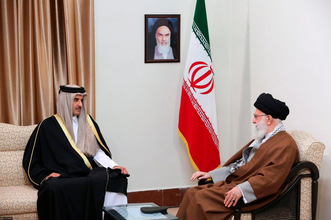 På dette bildet utgitt av et offisielt nettsted for kontoret til den iranske øverste lederen, møter øverste leder Ayatollah Ali Khamenei, til høyre, Emir fra Qatar Sheikh Tamim bin Hamad Al Thani på sitt kontor i Teheran, Iran, søndag 12. januar 2020 . I flere tiår har Doha åpnet sine dører til Taliban-krigsherrer, islamistiske dissidenter, afrikanske opprørsgrupperinger og eksilanter av en hver stripe. Foto: Office of the Iranian Supreme Leader via AP / NTB På dette bildet utgitt av et offisielt nettsted for kontoret til den iranske øverste lederen, møter øverste leder Ayatollah Ali Khamenei, til høyre, Emir fra Qatar Sheikh Tamim bin Hamad Al Thani på sitt kontor i Teheran, Iran, søndag 12. januar 2020 . I flere tiår har Doha åpnet sine dører til Taliban-krigsherrer, islamistiske dissidenter, afrikanske opprørsgrupperinger og eksilanter av en hver stripe. Foto: Office of the Iranian Supreme Leader via AP / NTB