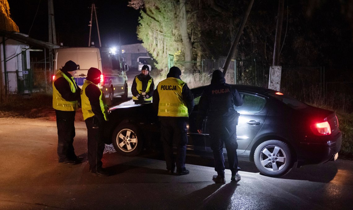 Politiet stopper en bil i Przewodów. Ifølge polske myndigheter rammet en russiskprodusert rakett landet og drepte to polske borgere. Foto: AP / NTB Politiet stopper en bil i Przewodów. Ifølge polske myndigheter rammet en russiskprodusert rakett landet og drepte to polske borgere. Foto: AP / NTB