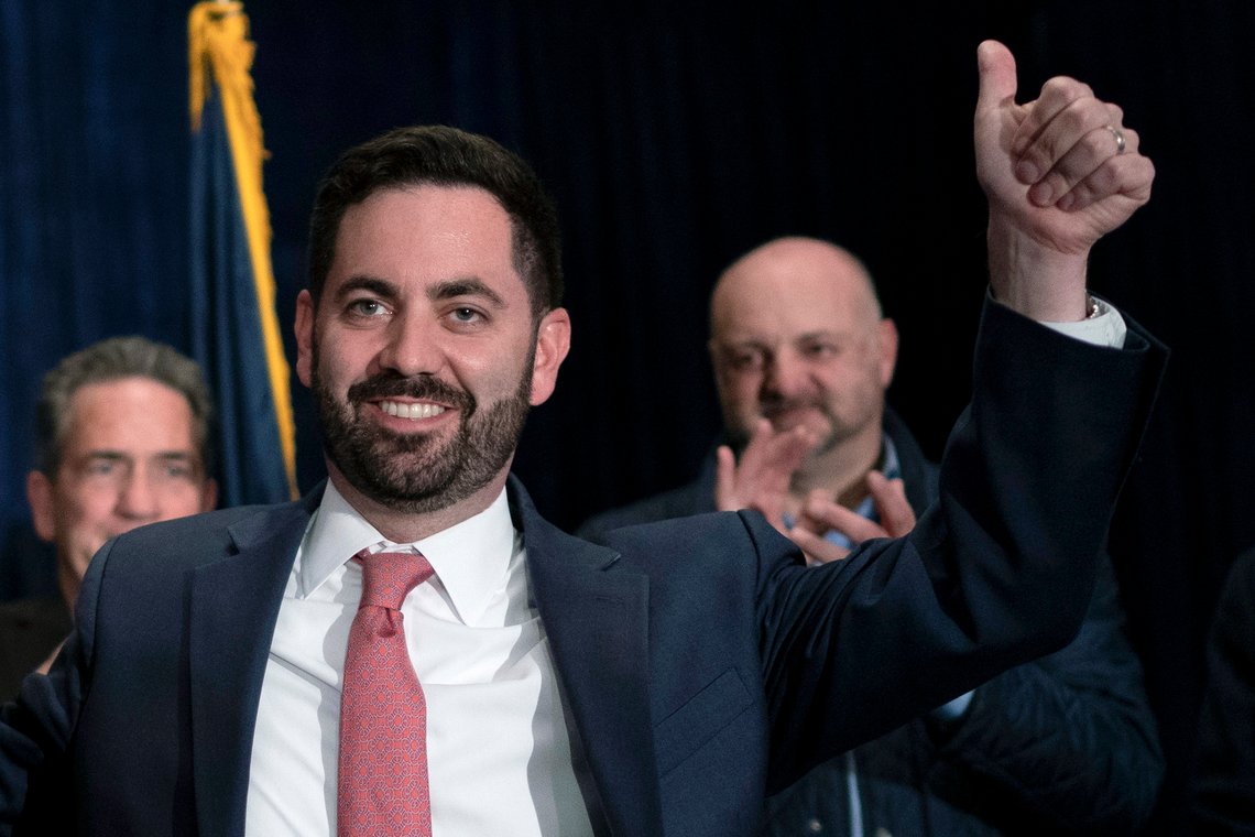 Mike Lawler (r) ser ut til å ha vinnet New Yorks 17. distrikt. Hans motstander Patrick Maloney (D) har erkjent nederlaget. AP /Eduardo Munoz Alvarez /NTB Mike Lawler (r) ser ut til å ha vinnet New Yorks 17. distrikt. Hans motstander Patrick Maloney (D) har erkjent nederlaget. AP /Eduardo Munoz Alvarez /NTB