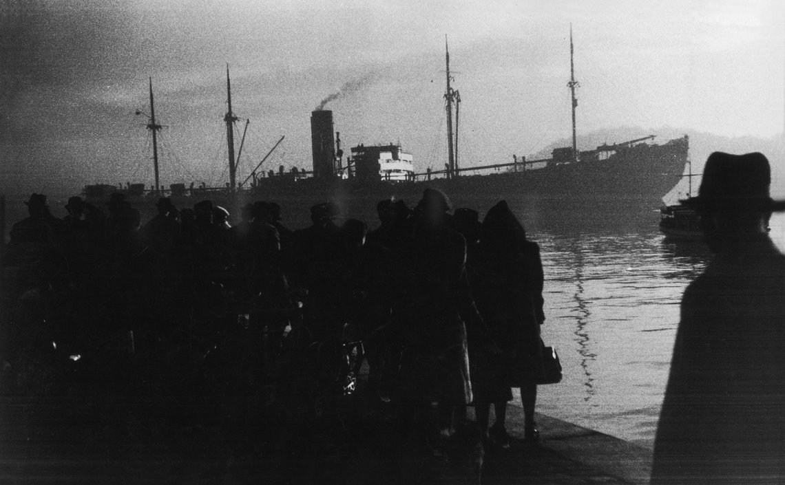 Det eneste kjente bildet som viser deportasjonen av norske jøder. Bildet viser DS Donau seile ut fra Vippetangen. I bakgrunnen kan man skimte Hovedøya, mens det står folk på kaia og ser på. Om bord i Donau var 532 norske jøder, som ble sendt til Auschwitz i Polen. Bare ni av disse kom levende tilbake. Foto: Georg W. Fossum / NTB Det eneste kjente bildet som viser deportasjonen av norske jøder. Bildet viser DS Donau seile ut fra Vippetangen. I bakgrunnen kan man skimte Hovedøya, mens det står folk på kaia og ser på. Om bord i Donau var 532 norske jøder, som ble sendt til Auschwitz i Polen. Bare ni av disse kom levende tilbake. Foto: Georg W. Fossum / NTB