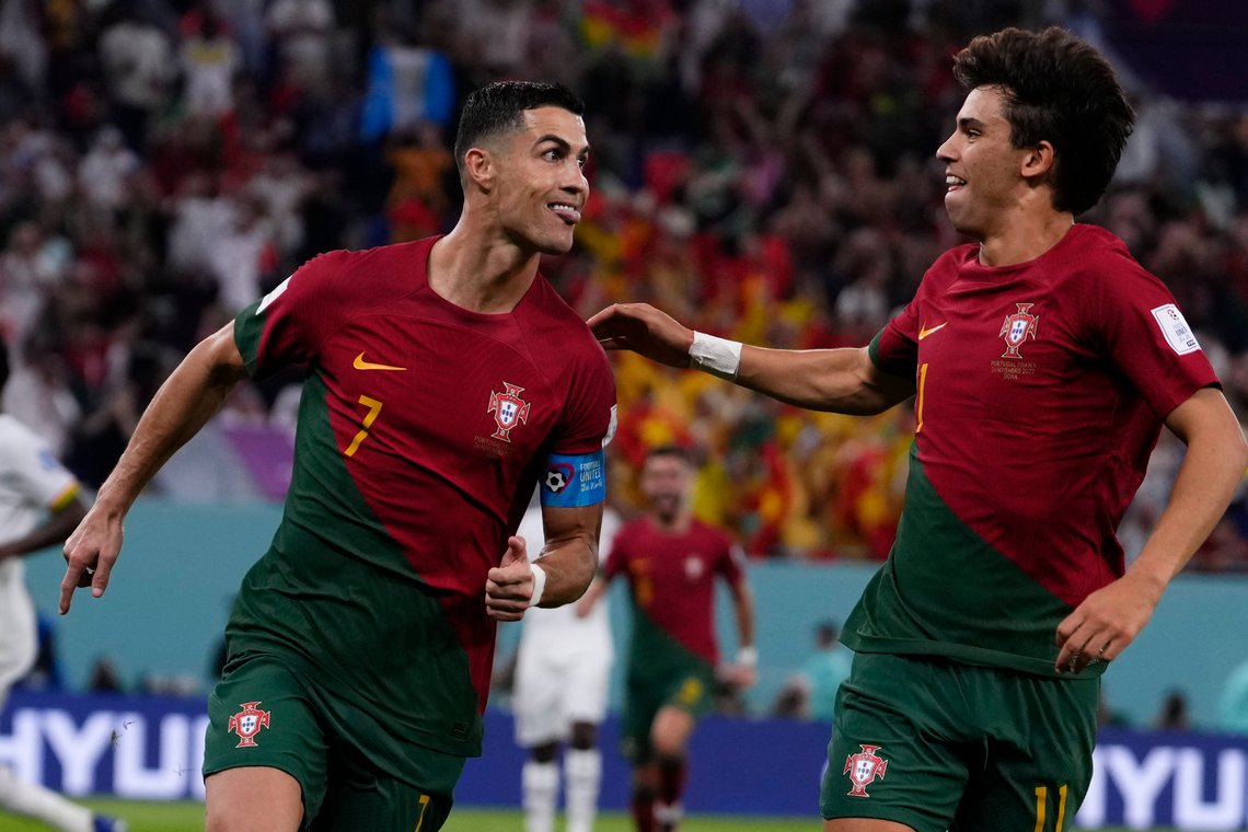 Cristiano Ronaldo (t.v.) smilte bredt etter å ha gjort Portugals første mål i VM-seieren mot Ghana. Senere kom også João Félix (t.h.) på scoringslista. Foto: Manu Fernandez / AP / NTB Cristiano Ronaldo (t.v.) smilte bredt etter å ha gjort Portugals første mål i VM-seieren mot Ghana. Senere kom også João Félix (t.h.) på scoringslista. Foto: Manu Fernandez / AP / NTB
