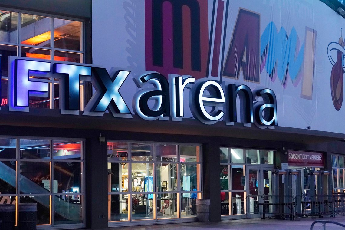 FTX støttet ikke bare Demokratene, de var store sponsorer av toppidrett. Her ser vi arenaen til basketballaget Miami Heat, som nå må lete etter ny hovedsponsor. Mercedes-teamet i Formel 1 har allerede fjernet sin reklame for FTX fra sine biler. Foto: AP /Marta Lavandier /NTB FTX støttet ikke bare Demokratene, de var store sponsorer av toppidrett. Her ser vi arenaen til basketballaget Miami Heat, som nå må lete etter ny hovedsponsor. Mercedes-teamet i Formel 1 har allerede fjernet sin reklame for FTX fra sine biler. Foto: AP /Marta Lavandier /NTB
