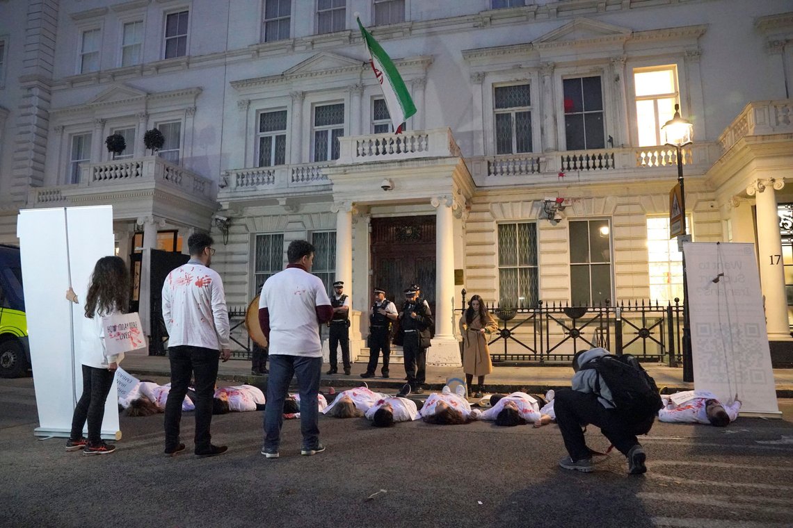 Aktivister demonstrerer utenfor Irans ambassade i London. Foto: Jonathan Brady / PA via AP / NTB Aktivister demonstrerer utenfor Irans ambassade i London. Foto: Jonathan Brady / PA via AP / NTB